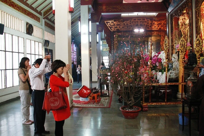 Dòng người thành kính đi lễ chùa đầu năm Bính Thân ảnh 15